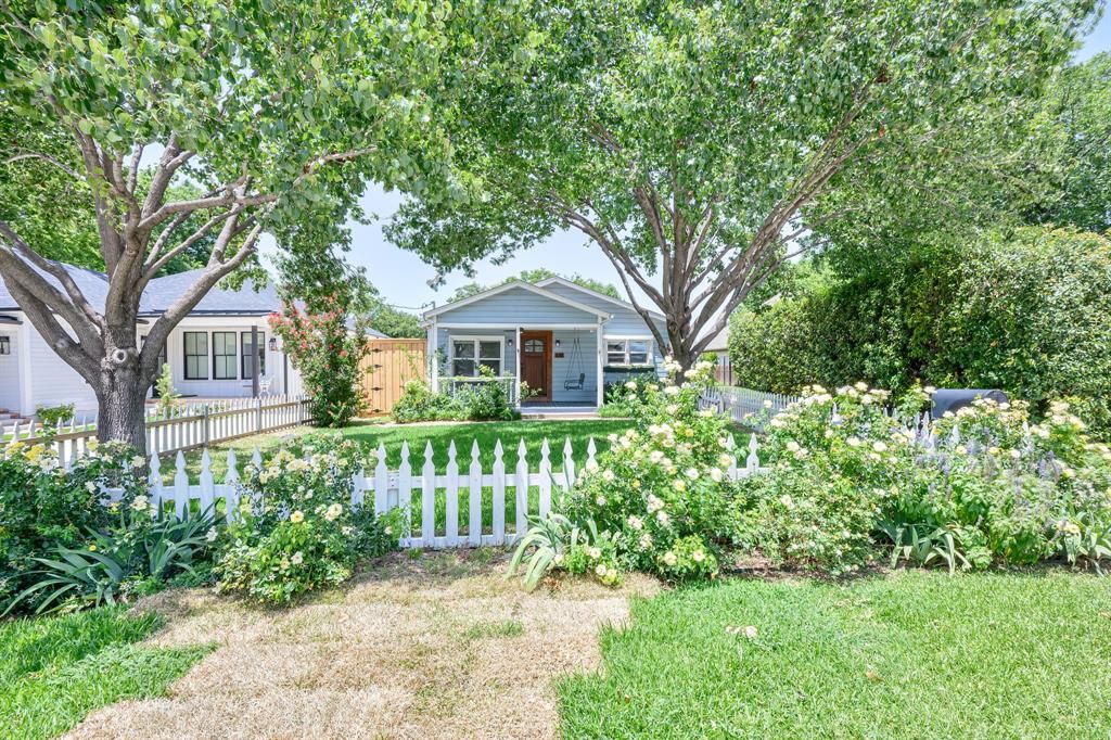 Photo of 613 E Worth Street, Grapevine, TX 76051 (MLS # 21320492)