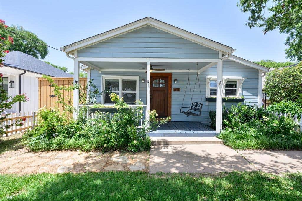 Photo of 613 E Worth Street, Grapevine, TX 76051 (MLS # 21320492)