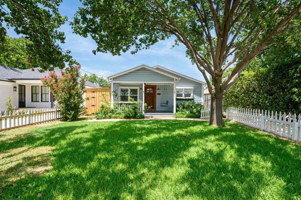 Photo of 613 E Worth Street, Grapevine, TX 76051 (MLS # 21320492)