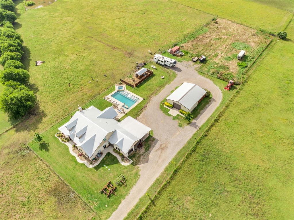 Sellers offering 15K Concessions!Experience the perfect blend of count – image 4