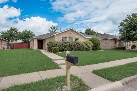 Photo of 2133 Lone Pecan Drive, Mesquite, TX 75181 (MLS # 21315136)