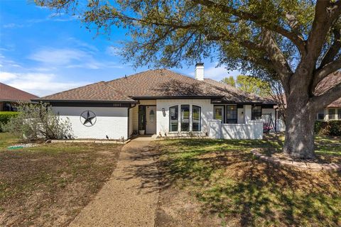 Photo of 1507 Sugar Creek Drive, Carrollton, TX 75007 (MLS # 21215248)