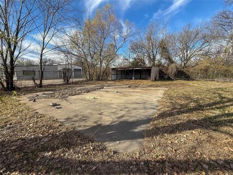 Photo of 1709 N Main Street, Cleburne, TX 76033 (MLS # 21165449)