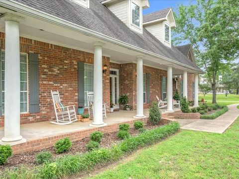 A home in Lindale