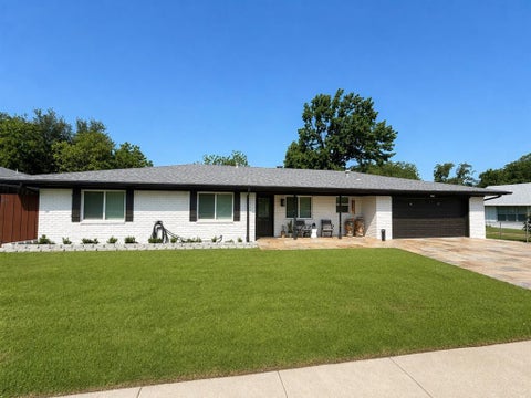 Photo of 436 Ball Street, Grapevine, TX 76051 (MLS # 21345430)