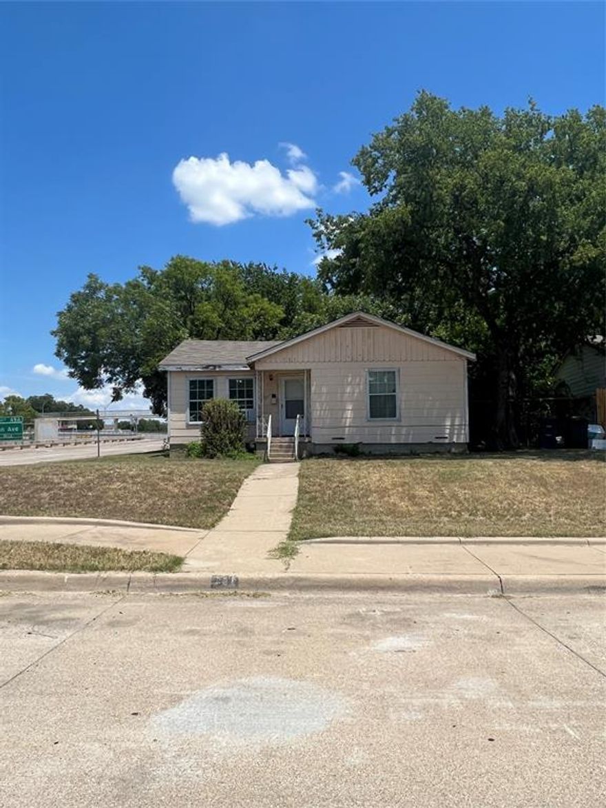 LOCATION! LOCATION! LOCATION! MOVE IN READY! Easy access to freeways, close to Downtown Fort Worth, shopping, and much more. This home offers 3 bedrooms, 1 full bath, and 1 car garage, Fresh coat of paint, 3 New Window Units, Pets are welcome!