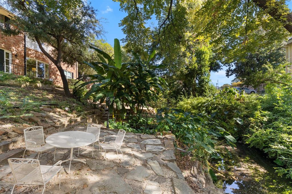 Tanglewood Twnhms Condos - Residential