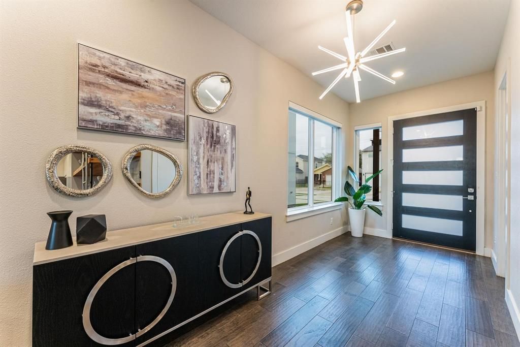 Photo of 4013 Ivanhoe Lane, Dallas, TX 75212 (MLS # 21301128)