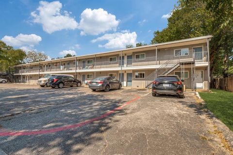 Photo of 1505 W Lovers Lane #18, Arlington, TX 76013 (MLS # 21196153)