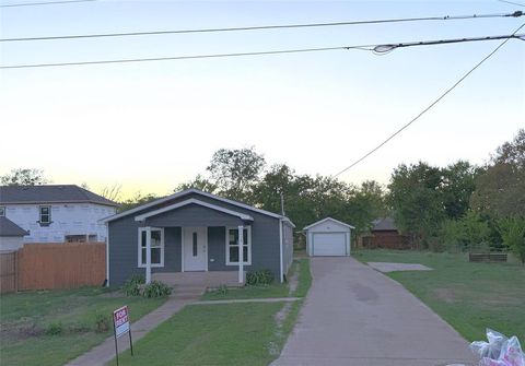Photo of 1018 S Frances Street, Terrell, TX 75160 (MLS # 21136497)