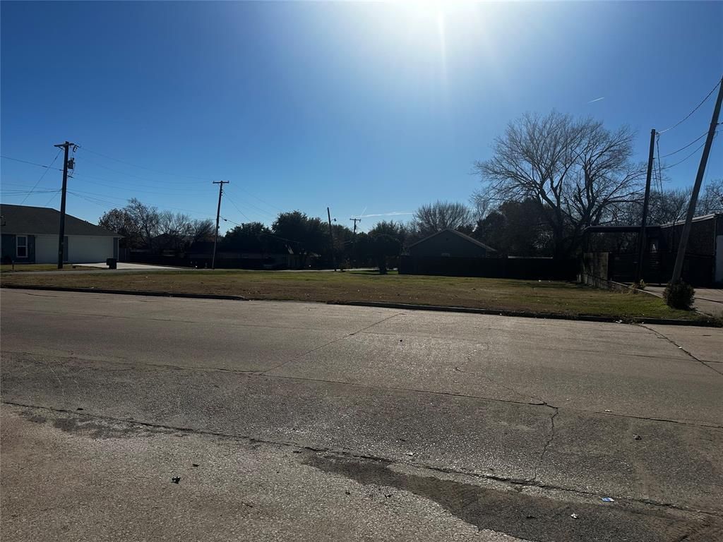 Photo of 118 W College Street, Mesquite, TX 75149 (MLS # 20788849)