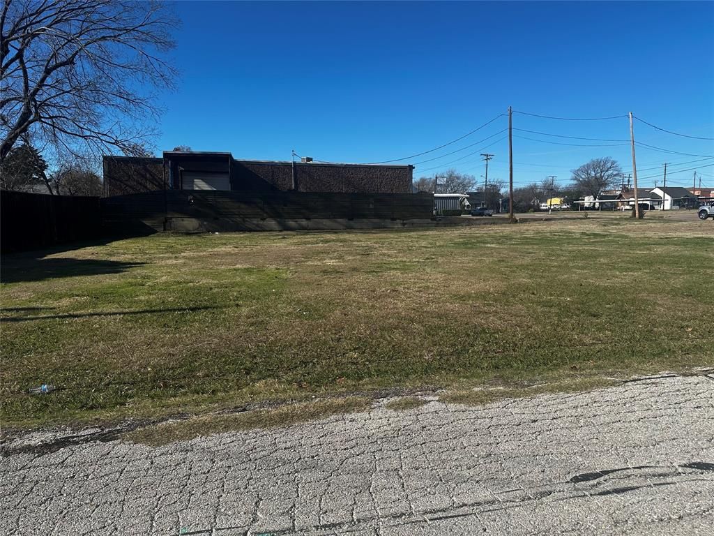 Photo of 118 W College Street, Mesquite, TX 75149 (MLS # 20788849)