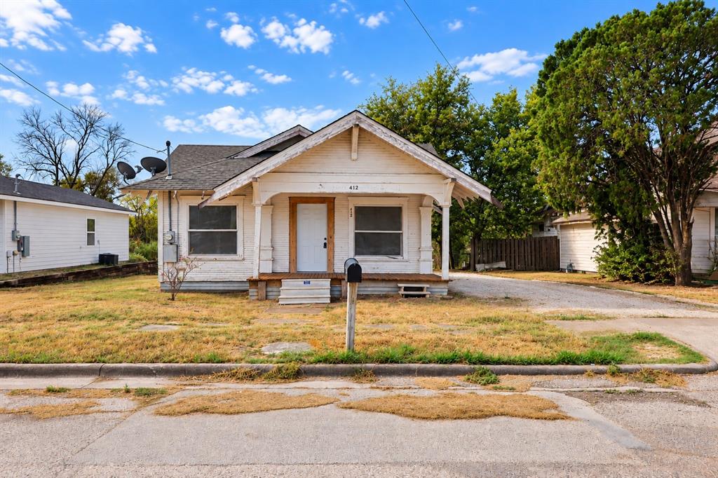 Photo of 412 Dalton Street, Hillsboro, TX 76645 (MLS # 21392138)