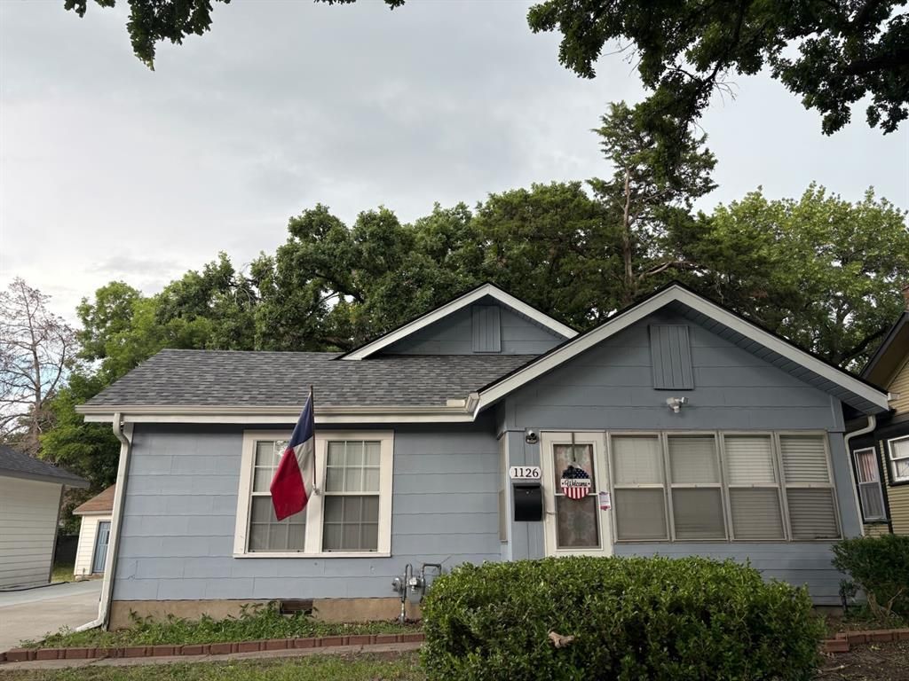 Photo of 1126 S Oak Cliff Boulevard, Dallas, TX 75208 (MLS # 21208465)