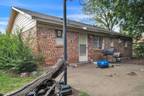 A home in Everman