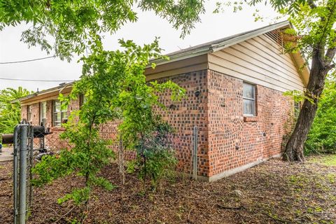 A home in Everman