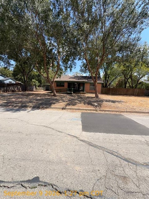 Photo of 2613 Mc Gee Street, Fort Worth, TX 76112 (MLS # 21409020)
