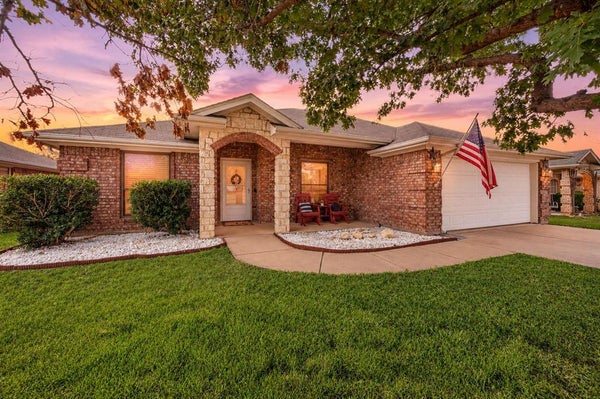 725 BIG WILLOW DR, SAGINAW, TX 76179 - Image 2bee47bbde5f47132ee27593fd80cd26/1387047304