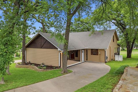 Photo of 413 Cocopa Drive, Lake Kiowa, TX 76240 (MLS # 21252295)