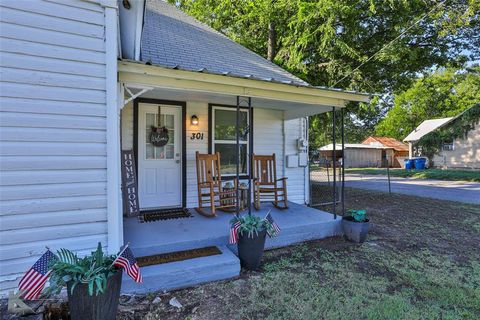 301 E Tinkle Winters TX 79567