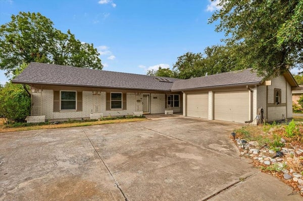 8933 KINCAID DR, BENBROOK, TX 76116 - Image 2c14f8bd896b7cce627e7d1bbad4d973/1438963638