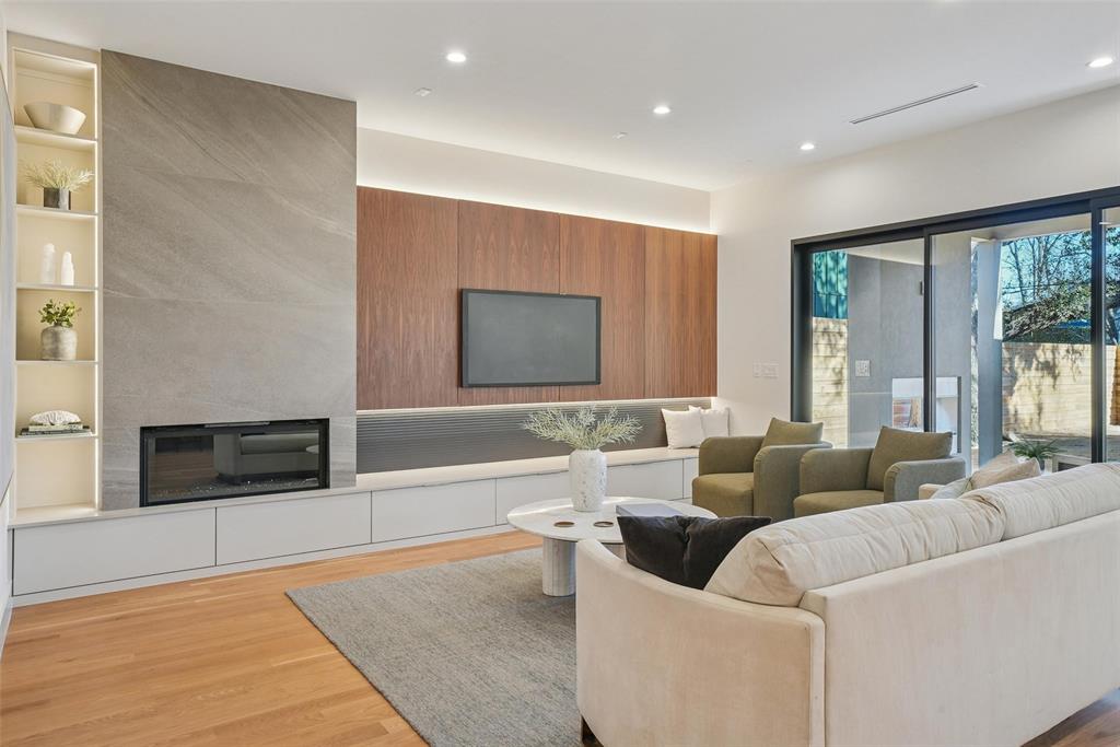 8650 San Fernando Way