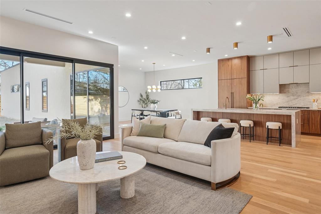 8650 San Fernando Way