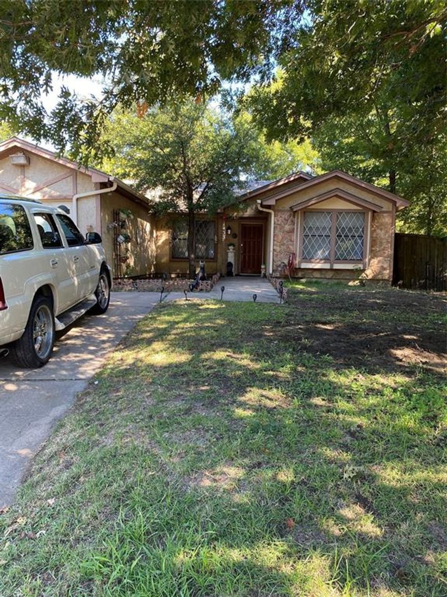 Calling all investors! A quaint neighborhood perfect for an investment property! This home is priced to sell - with an extremely motivated seller. There are known foundation issues and expect this to be a full renovation project. Call for questions and schedule your tour today!