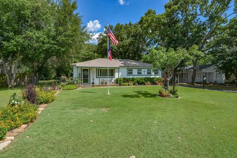 Photo of 529 Lee Street, Cedar Hill, TX 75104 (MLS # 21308010)