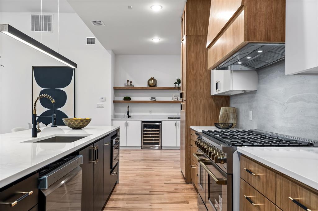 3940 N Cresthaven