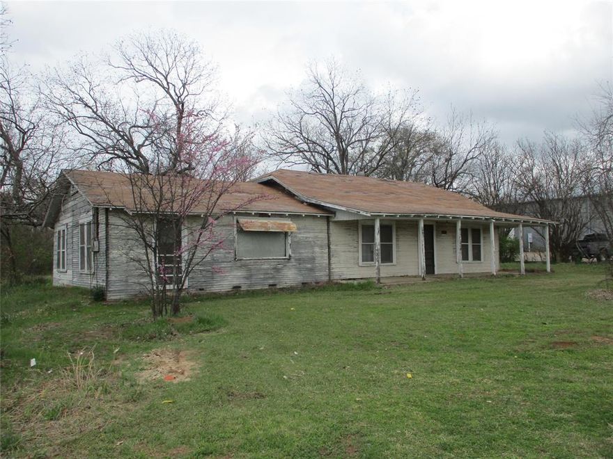 Great location in a High Traffic, High Visibility area. This could be converted to commercial location. Right in the center of everything, just minutes from Greenville, Mineola, Canton, Sulphur Springs, Winnsboro, Lake Tawakoni or Lake fork. Up-date the older farmhouse or convert into a commercial location. Bring your plans and ideas and grow with Emory.