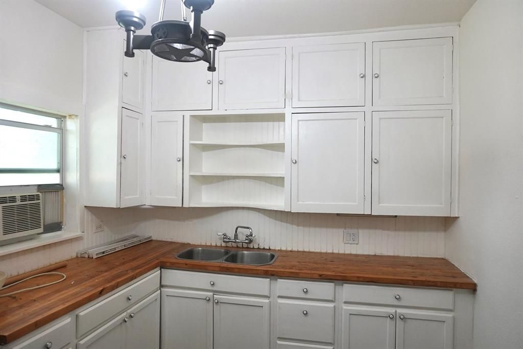 Photo of 404 W Elm Street, Alvord, TX 76225 (MLS # 21252065)