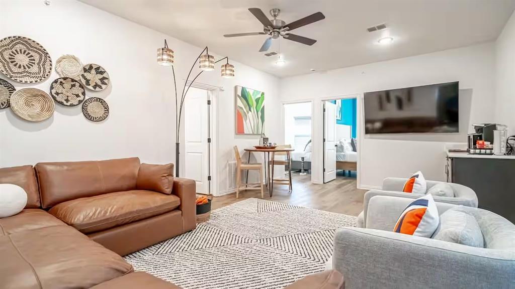 1215 E Beaconsfield Lane 701