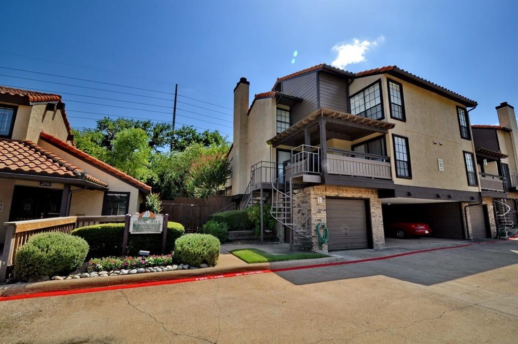 Photo of 2610 Lakehill Lane #3B, Carrollton, TX 75006 (MLS # 21393174)
