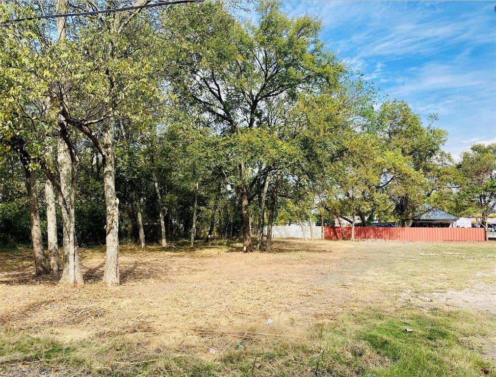 Photo of 301 W Elm Street, Hillsboro, TX 76645 (MLS # 21350082)