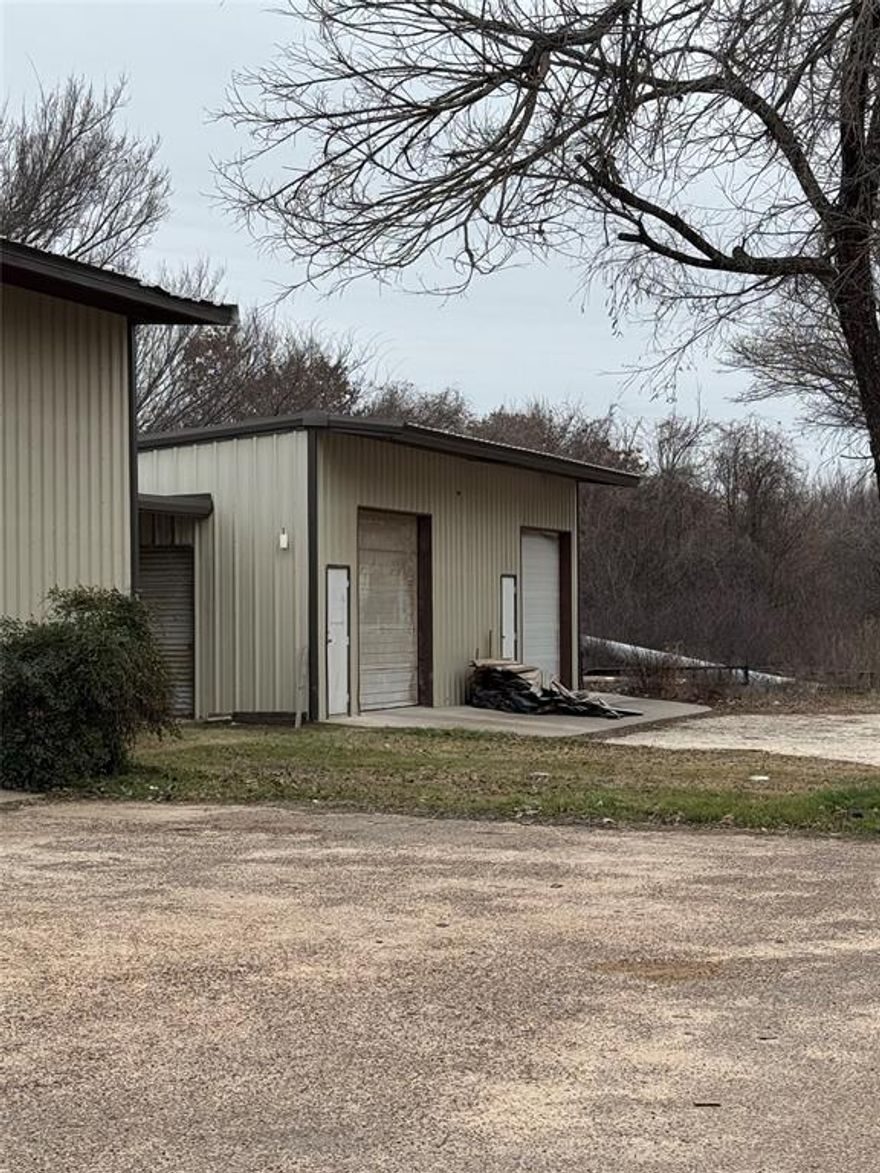 1500 square foot shop space. one rollup door, one overhead door and one walk through door. Owner will one 1, 3 or 5 year lease. 50 dollar increase per month for each additional year. 1050 dollar security deposit. 110 and 220 wiring. Close to Hwy 377, Marquee sign with LED lights. Tenant pays for lettering and replacing with blank upon move out. Available March 1st.