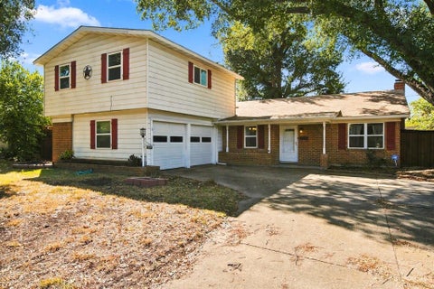 Photo of 1802 Tulip Drive, Arlington, TX 76013 (MLS # 21384235)
