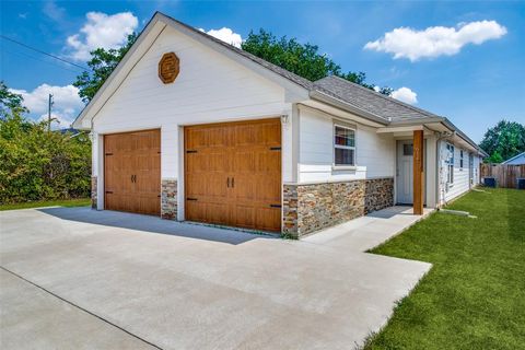 Photo of 614 E College Street, Sherman, TX 75090 (MLS # 21246098)