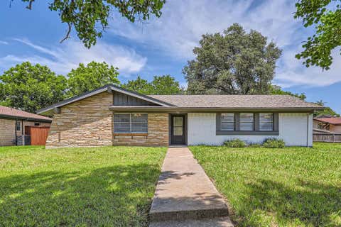 Photo of 2309 Woodlawn Drive, Ennis, TX 75119 (MLS # 21350353)