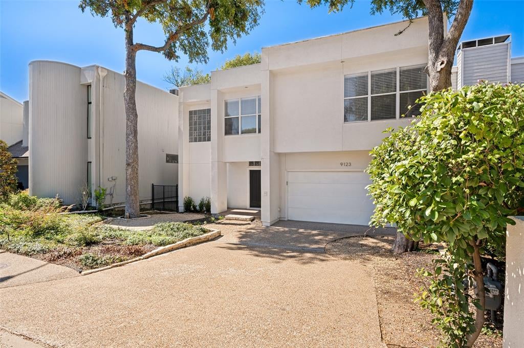 Photo of 9123 Chapel Valley Road, Dallas, TX 75220 (MLS # 21421451)