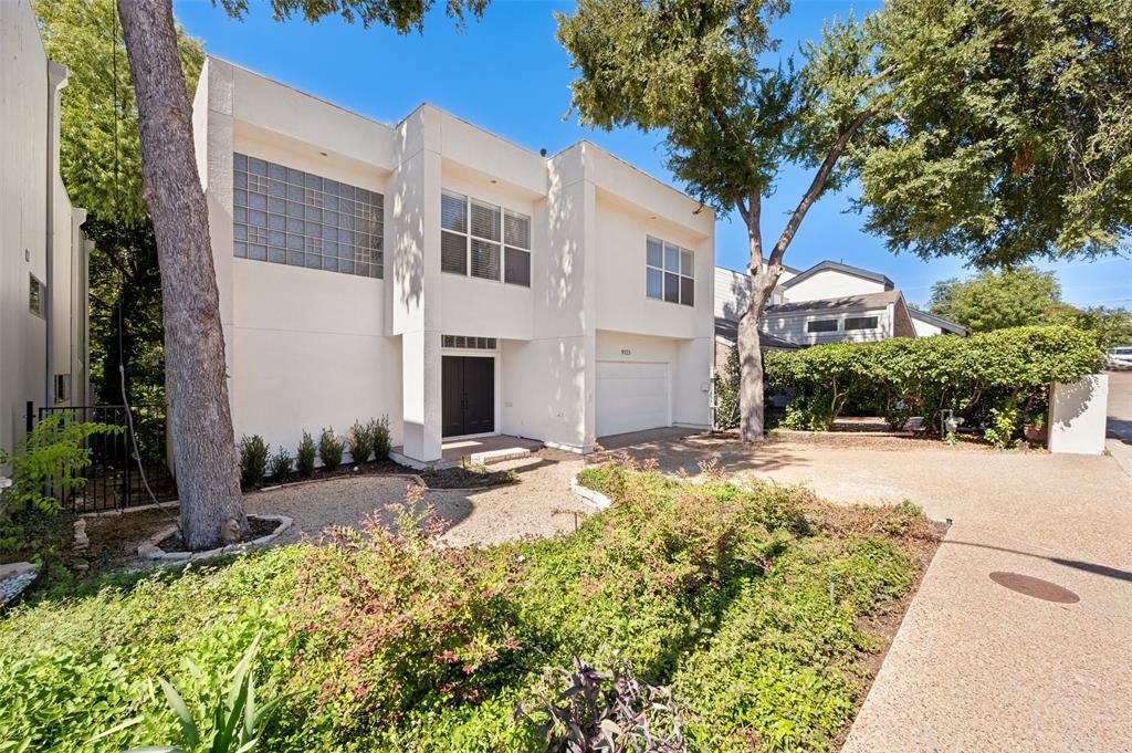 Photo of 9123 Chapel Valley Road, Dallas, TX 75220 (MLS # 21421451)