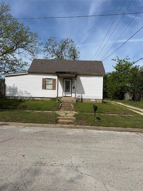 Photo of 913 S Lamar Avenue, Denison, TX 75021 (MLS # 21232738)