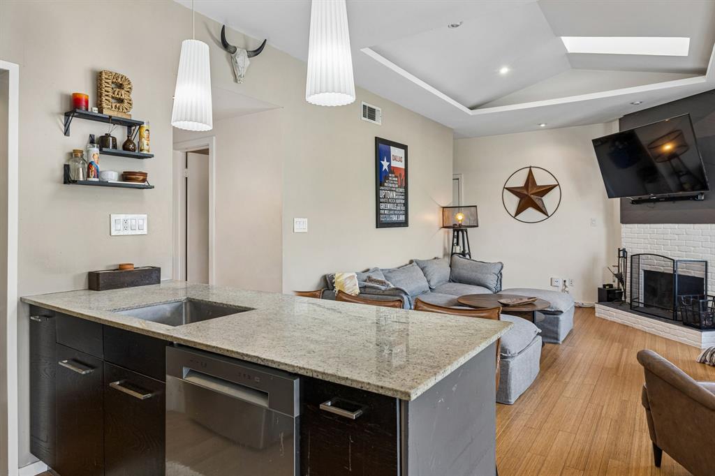 Oaks Of Lakewood Condo - Residential
