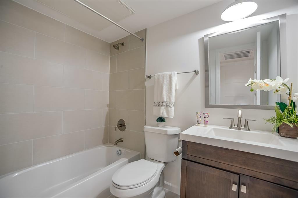 1809 Bennett Avenue 209