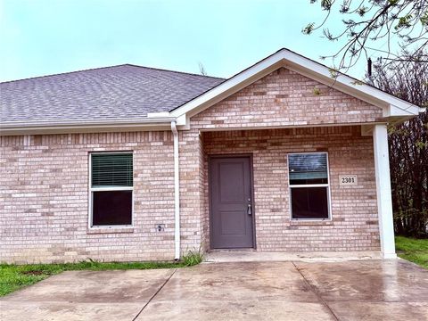Photo of 2301 N Hickory, Sherman, TX 75092 (MLS # 21241401)