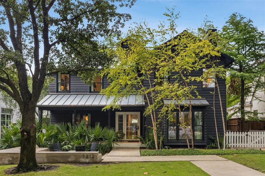 Published in DHome magazine after Chad Dorsey and the homeowner Regan Carlile did a back to the studs renovation in 2016. The home is the perfect balance of family living, entertaining and WOW factor. Situated on one of the most coveted blocks in University Park, this home offers four bedrooms in the main house and exquisite quarters above the garage providing 4,505 square feet of living space.