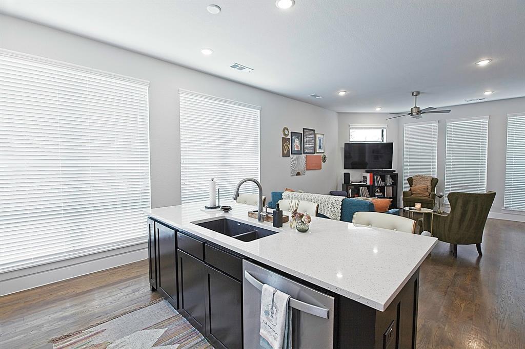 Dallas, Texas 75204, United States, 2 Bedrooms Bedrooms, ,3 BathroomsBathrooms,Residential,Active,212303