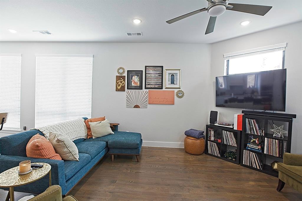 Dallas, Texas 75204, United States, 2 Bedrooms Bedrooms, ,3 BathroomsBathrooms,Residential,Active,212303