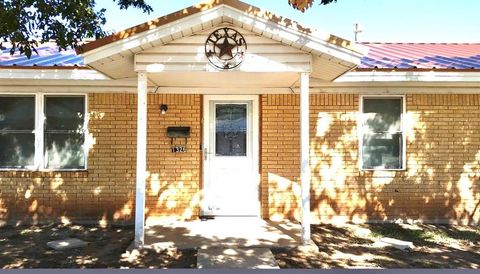 Photo of 1312 Texas Street, Vernon, TX 76384 (MLS # 21215161)