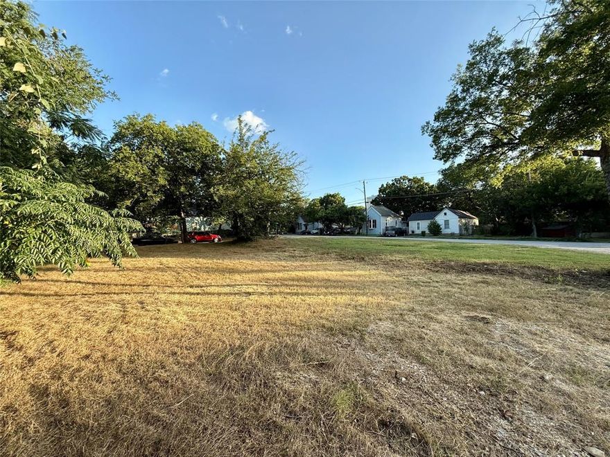 Vacant, fully cleared lot in the heart of Fort Worth’s dynamic urban core, ready for immediate construction. Zoned for multifamily use, this property supports up to three units—ideal for a triplex or three attached residences. Positioned in the Rock Island–Samuels neighborhood, it's minutes from Sundance Square, Panther Island, and the Trinity Trails. With I-30 just moments away, you’re connected to major corridors, shopping, dining, and entertainment. Utilities are available at the street, eliminating demo and hookup delays. Great for developers or investors seeking value in Fort Worth’s growing multifamily market.
Highlights:
-Multi-family zoning (up to 3 units).
-Fully cleared lot—no demolition needed.
-Prime inner-city location—close to downtown amenities.
-Excellent street access and nearby utilities.
-Surrounded by recent development and high-demand sites.